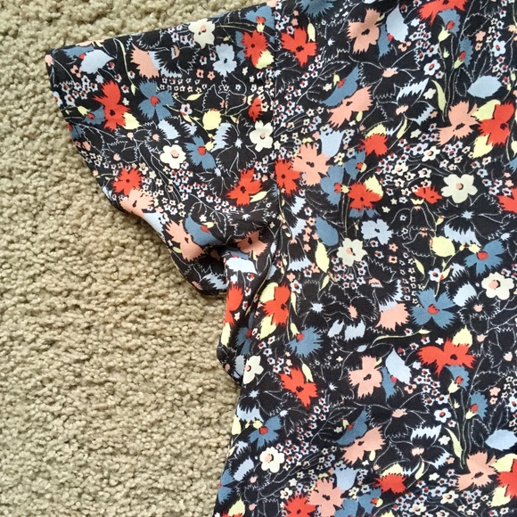 GAP Floral Top w/Ruffle Hem & Flowy Short Sleeve - Picture 2 of 5
